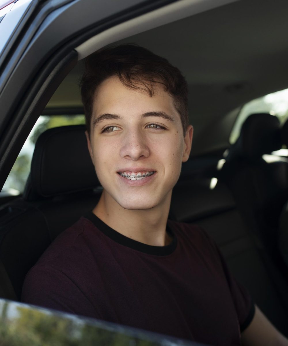 close-up-smiley-men-car